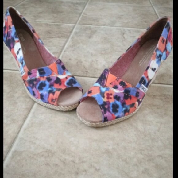 Adorable TOMS Floral Open-Toe Heels - Picture 1 of 7